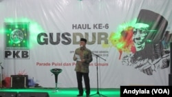 Ketua MPR Zulkifli Hasan membacakan puisi dalam Haul ke 6 Gus Dur di kantor DPP PKB Jakarta Selaa 23 Desember 2015.(Foto: VOA/Andylala).