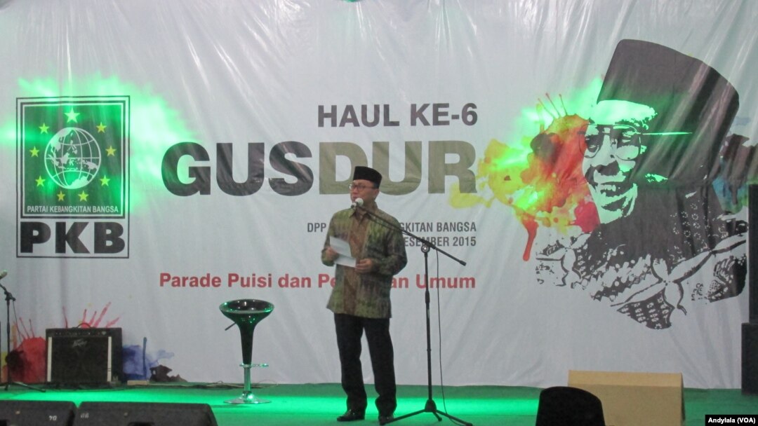 Ketua MPR Zulkifli Hasan membacakan puisi dalam Haul ke 6 Gus Dur di kantor DPP PKB Jakarta Selaa 23 Desember 2015.(Foto: VOA/Andylala).