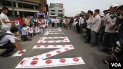 Over 100 garment and construction workers gather in front of the National Assembly to demand the government not to pass law on the unions, on Monday 04th. ( Leng Len/ VOA Khmer)