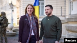 ယူကရိန်းနိုင်ငံအနောက်ဘက်ခြမ်းက Lviv မြို့မှာ သုံးရက်ကြာ ကျင်းပနေတဲ့ စစ်ရာဇဝတ်မှုဆိုင်ရာညီလာခံကိုတက်ရောက်လာတဲ့ ဥရောပသမဂ္ဂလွှတ်တော်ဥက္ကဋ္ဌ Roberta Metsola နဲ့ယူကရိန်းသမ္မတ Zelenskiy (မတ်လ ၄၊ ၂၀၂၃)