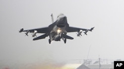 A Taiwan air force F-16 fighter jet scrambles from one section of a highway during the Hanguang air force drill in Madou, Tainan city, south of Taiwan, April 12, 2011.