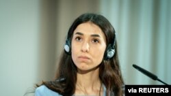La lauréate du prix Nobel de la paix et militante yézidie Nadia Murad écoute lors d'un début symbolique des conférences "Femmes, paix et sécurité" à Berlin, Allemagne, le 7 mai 2021.