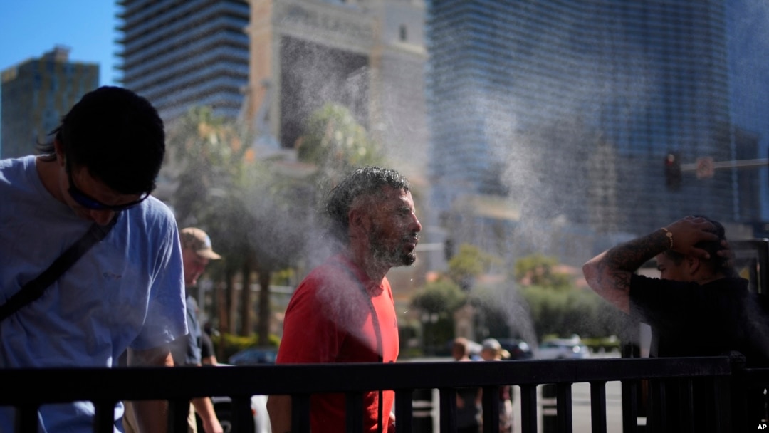 Ljudi nastoje da se rashlade u Las Vegasu
