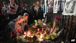 Građani polažu cveće i pale sveće ispred ambasade Rusije u Londonu nakon vesti o smrti Alekseja Navalnog(AP Photo/Kin Cheung)
