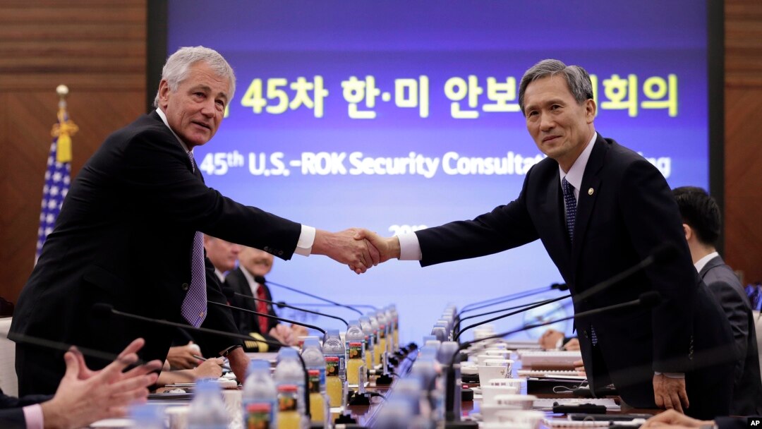 Menhan AS Chuck Hagel (kiri) dan Menhan Korea Selatan Kim Kwan-Jin menandatangani kesepakan kerjasama pertahanan atas senjata nuklir Korut di Seoul, Rabu (2/10). 