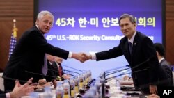 Menhan AS Chuck Hagel (kiri) dan Menhan Korea Selatan Kim Kwan-Jin menandatangani kesepakan kerjasama pertahanan atas senjata nuklir Korut di Seoul, Rabu (2/10). 