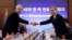 El secretario de Defensa de Estados Unidos, Chuck Hagel (izquierda) sella con un apretón de manos con su contraparte coreana, Kim Kwan-jin, un acuerdo de defensa contra Corea del Norte.