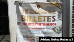 Un anunció en el centro de Caracas para la compra de divisas rotas o en mal estado. Caracas, Venezuela. Enero, 2020. Foto: Adriana Nuñez Rabascall - VOA.