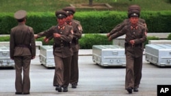 지난 1999년 북한은 북한 지역에서 발굴한 한국전 참전 미군 유해를 판문점을 통해 미국 측에 전달했다. (자료사진)