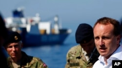 Ngoại trưởng Đan Mạch Martin Lidegaard (phải) nói chuyện với thủy thủ trên chiến hạm Esbern Snare