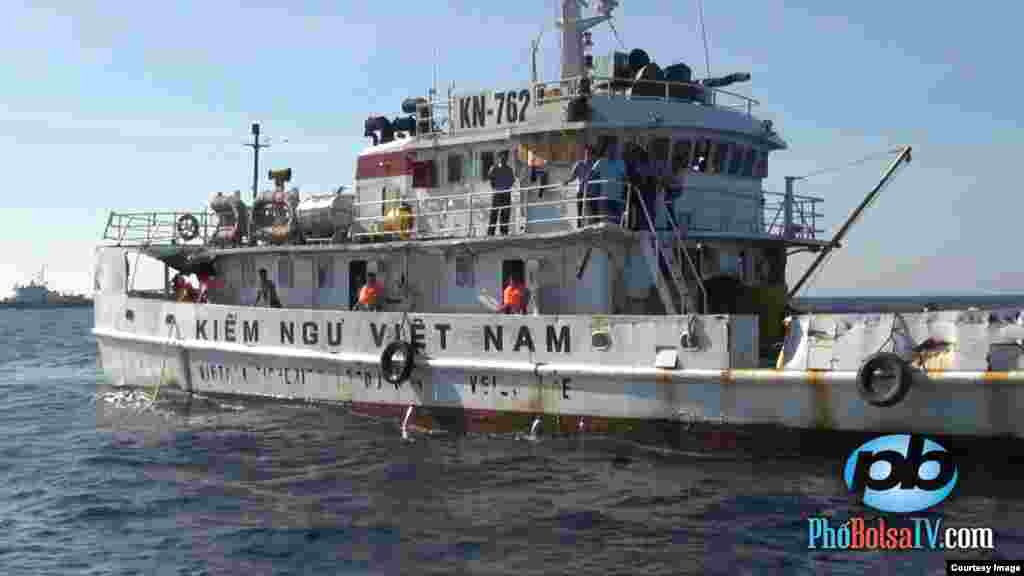 A Vietnamese fisheries patrol ship shows signs of damage that Hanoi says was a result of being rammed by Chinese vessels during recent encounters in the South China Sea, May 18, 2014. (PhoBolsaTV.com)