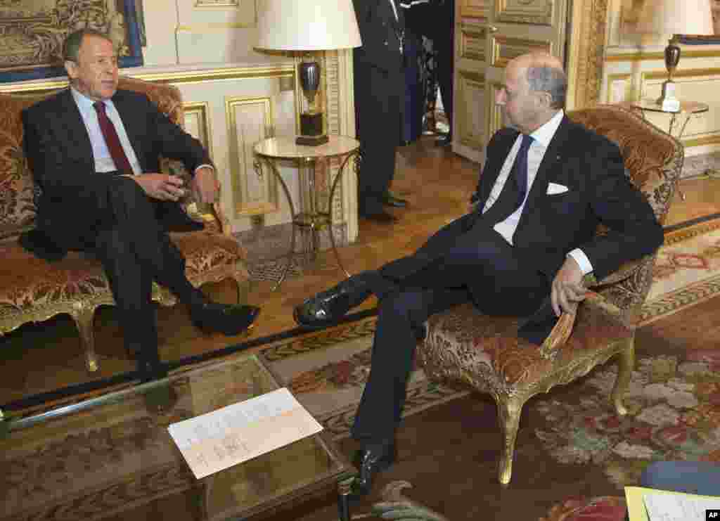 Russian Foreign Minister Sergey Lavrov, left, and French Foreign Minister Laurent Fabius speak ahead of a meeting at the foreign ministry in Paris, March 31, 2014.