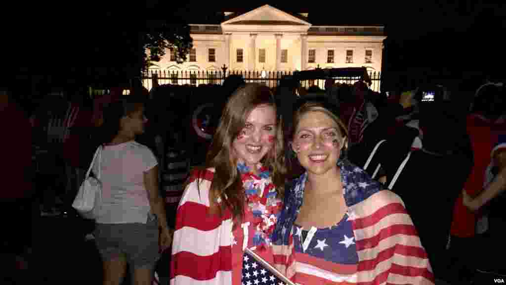 Devant la Maison Blanche à Washington, Laura Neff de Californie (à gauche) et Kayli Westling du Wyoming (à droite), célèbrent le sacre de l&rsquo;équipe nationale américaine de football féminin (American Outlaws) &nbsp;après la victoire 5-2 sur le Japon le 5 juillet 2015.