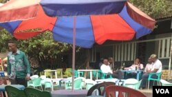 Une terrasse de Kinshasa presque vide a cause de la perte de pouvoir d'achat.