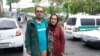  محمد حبیبی، پس از آزادی از زندان اوین در کنار همسرش