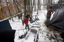 Suasana di kamp darurat migran di kawasan hutan, luar Velika Kladusa, Bosnia, Kamis, 3 Desember 2020.