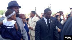 Cư dân đến dự đám tang Michael Brown tại St Louis, Missouri, ngày 25/8/2014.