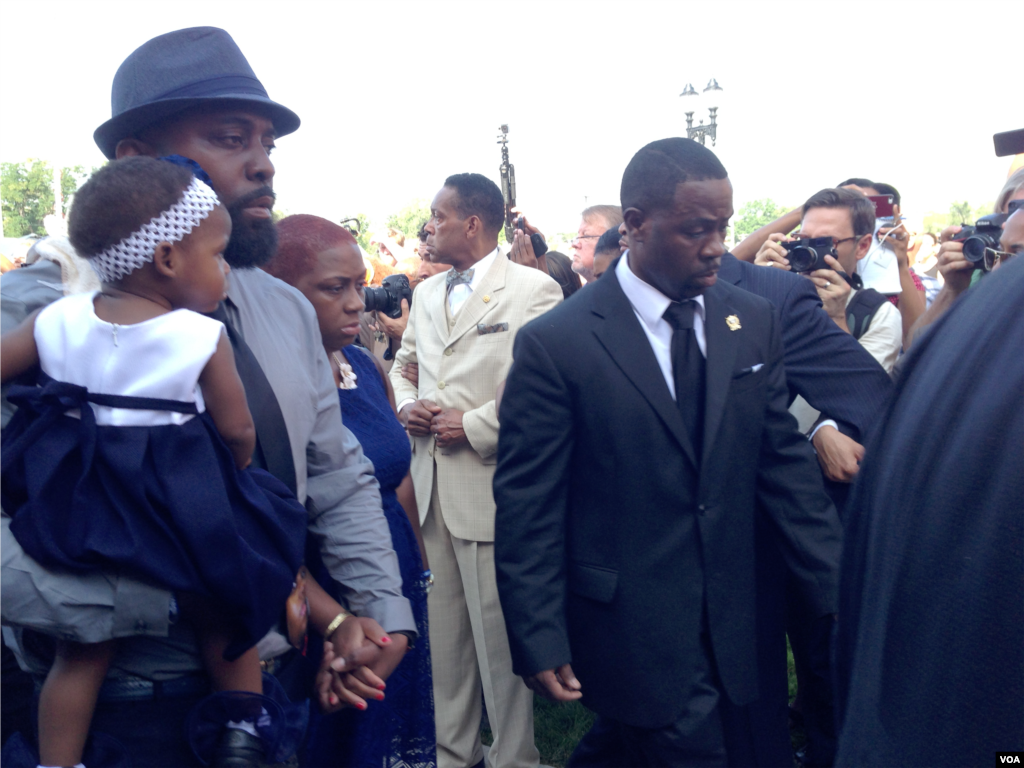 As pessoas reúnem-se na igreja para o funeral de Michael Brown, o jovem que foi morto por um polícia a 9 de Agosto, St. Louis, Missouri, Ago. 25, 2014. (Chris Simpkins/VOA)