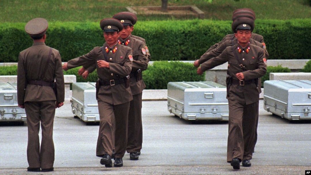 Tentara Korea Utara saat serah terima kerangka jenazah tentara Amerika Serikat di desa perbatasan di Panmunjom, Utara kota Seoul, Korea Selatan, 14 Mei 1999 (Foto: dok). 