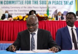 Gibril Ibrahim Mohammed, leader of Justice and Equality Movement (JEM), and Sudan Liberation Movement/Army (SLM/A) Minni Arko Minnawi attends the signing of a peace agreement in Juba, Aug. 31, 2020.