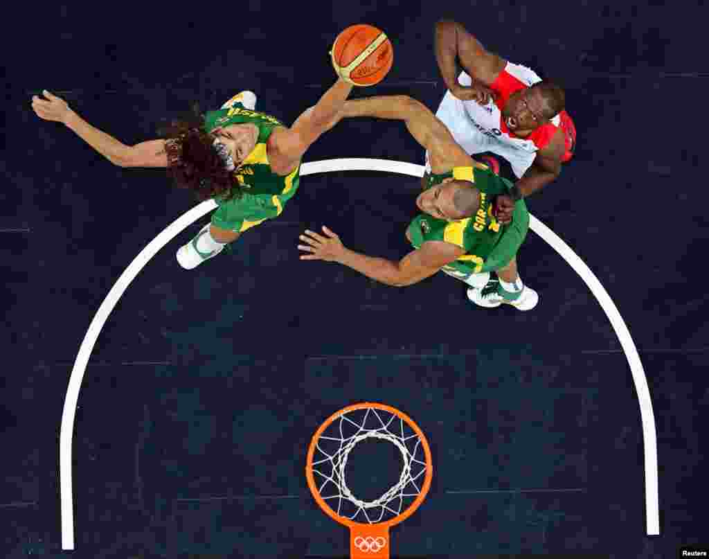 Brazil&#39;s Anderson Varejao blocks the shot of Great Britain&#39;s Luol Deng during their men&#39;s preliminary round Group B basketball match.