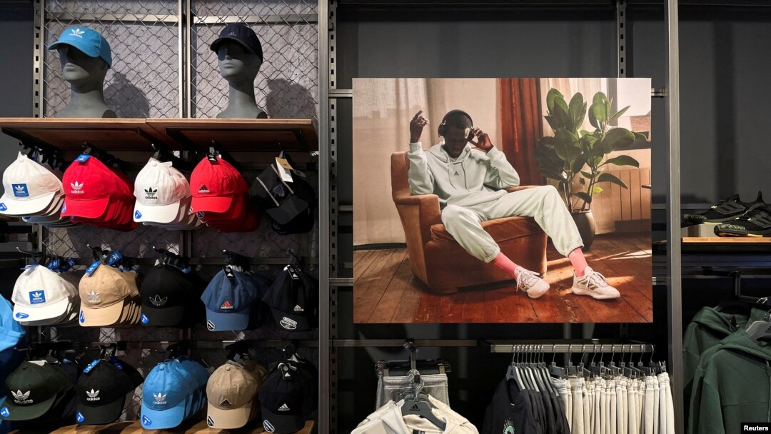 Merchandise Adidas terlihat di toko Adidas pada hari ketika perusahaan Jerman tersebut mengakhiri kemitraannya dengan rapper dan desainer Amerika Kanye West, yang sekarang dikenal sebagai Ye, di Garden City, New York, AS, 25 Oktober 2022. (Foto: REUTERS/ Shannon Stapleton)