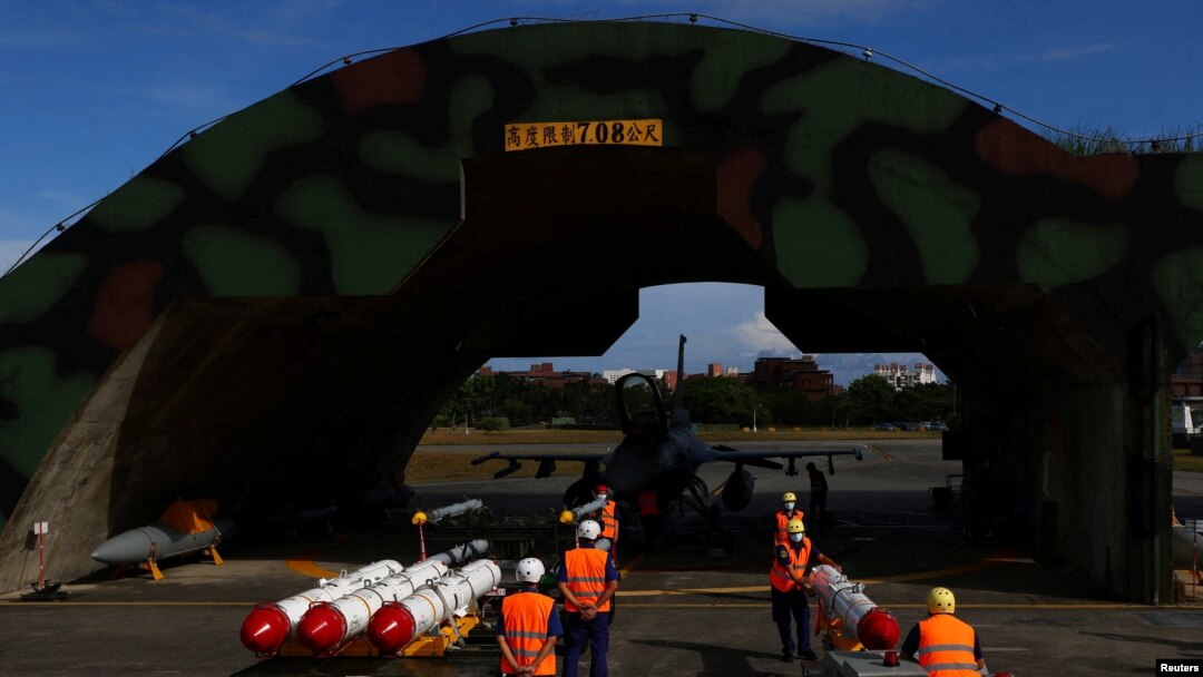 台灣空軍士兵在花蓮基地的一次媒體活動中裝運美製魚叉反艦導彈。 (2022年8月17日)