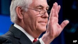 Sekretè Deta Rex Tillerson ki tap salye manm pèsonèl Depatman Deta a pou yon dènye fwa aprè li te fin fè yon diskou nan Washington, madi13 mas 2018 la, pou l di yo babay. Prezidan Donald Trump chwazi Direktè C IA a, Mike Pompeo, kòm nouvo Chèf Diplomasi Lèzetazini an.