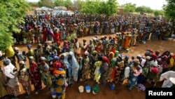 Plus d'un millier de femmes et d'enfants font la queue pour recevoir une aide alimentaire dans un centre de distribution de nourriture dans le village de Yama dans le nord-ouest Niger, le 3 août 2005. 