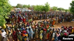 Plus d'un millier de femmes et d'enfants font la queue pour recevoir une aide alimentaire dans un centre de distribution de nourriture dans le village de Yama dans le nord-ouest Niger, 3 août, 2005. 