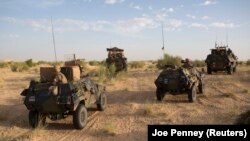 Des soldats français de l’opération Barkhane patrouillent dans le nord de Timbuktu, Mali, 6 novembre 2014.