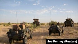 Des soldats français lors de l'opération Barkhane pour combattre le terrorisme auprès des soldats burkinabè, près de Tombouctou, le 6 novembre 2014. 