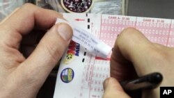 ຜູ້ຄົນກໍາລັງຊື້ເລກລອດໂຕ Mega Millions ທີ່ມີລາງວັນມະຫາສານເປັນ ປະວັດການ 640 ລ້ານໂດລາ ທີ່ອອກຕອນແລງວັນທີ 30 ມີນາ. 