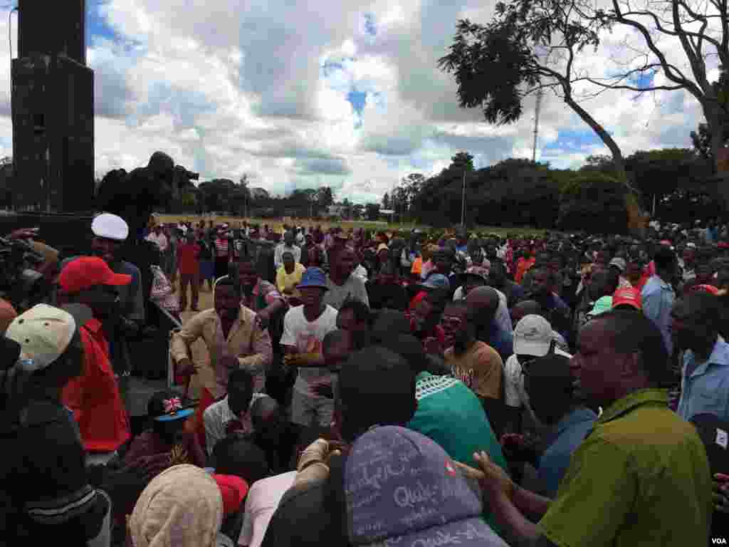 Abanye abantu akade betshengisela eHarare