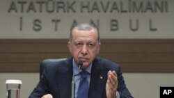 Presiden Turki Recep Tayyip Erdogan memberikan keterangan kepada wartawan sebelum bertolak ke Bosnia, di Istanbul, Senin, 8 Juli 2019.