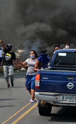 Aksi protes menentang penguburan korban Covid-19 di jalan yang menghubungkan Tegucigalpa-Olancho, 10 km utara Tegucigalpa, 4 Mei 2020.