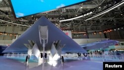 廣東珠海中國國際航空航天博覽會上展出的GJ-11隱形無人戰鬥機。（2021年9月29日）