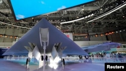 广东珠海中国国际航空航天博览会上展出的GJ-11隐形无人战斗机。（2021年9月29日