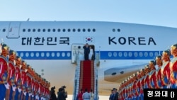 이재명 한국 대통령이 한국 몽골 정상회의를 위해 9일 칭기스칸 국제공항에 도착하는 모습.