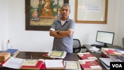 Youk Chhang, director of Documentation Center of Cambodia, stand with classified-document from the Australian External (Foreign) Affairs Department, on September 22, 2015. (NeouVannarin/VOA Khmer)