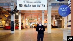 Un cartel en el Gran Mercado Central de Los Ángeles, California, el 16 de noviembre de 2020 advierte a los clientes que no pueden entrar sin máscara.