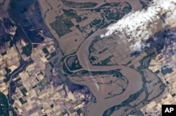 Une image prise par la NASA des terres agricoles inondées près de Caruthersville, dans l'Etat du Missouri