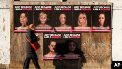 Affiches contre la violence faite aux femmes lors de la campagne d’art de rue "Just Because I am a Woman" par l’artiste Alexsandro Palombo, Milan, Italie, 16 janvier 2020. (AP Photo/Antonio Calanni)