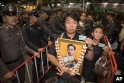25일 태국 방콕에서 푸미폰 아둔야뎃 전 태국 국왕의 장례식이 치러졌다. 푸미폰 전 국왕의 초상화를 든 행렬이 화장식에 참석하기 위해 줄을 서 있다.