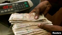 FILE: Currency dealer counts Kenya shillings at a money exchange counter, Nairobi, Oct. 23, 2008.