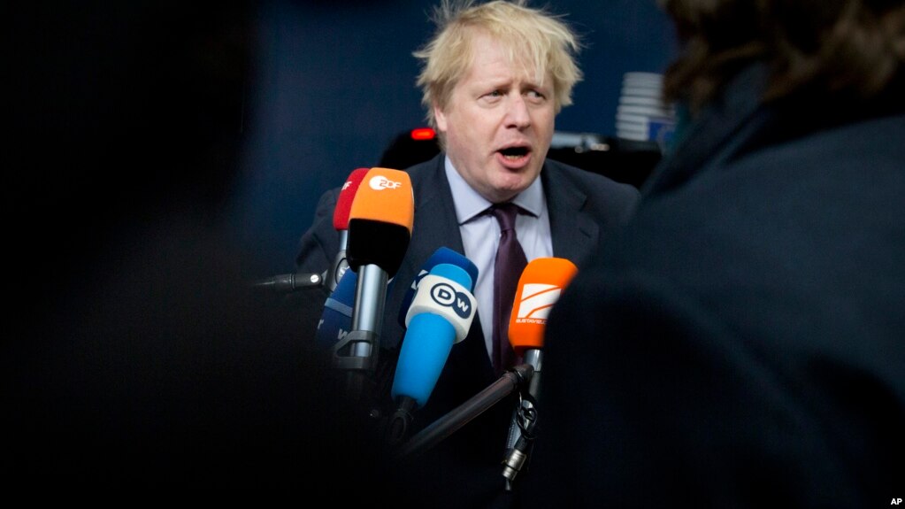 Bộ trưởng Ngoại giao Anh Boris Johnson phát biểu với truyền thông khi ông đến tham dự hội nghị các bộ trưởng ngoại giao EU tại Brussels, ngày 19/3/2018.
