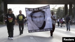 Para pengunjuk rasa memprotes dibebaskannya George Zimmerman dalam kasus penembakan Trayvon Martin dengan memblokade jalanan di Los Angeles (Foto: dok).