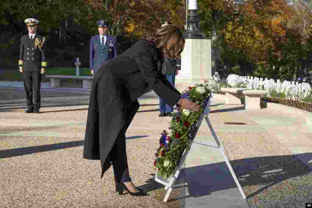 Vitse-prezident Kamala Harris Fransanın Suresnes şəhərində ABŞ-da Veteranlar Günü və Fransada Mübarizə Günü münasibətilə əklil qoyma mərasimində