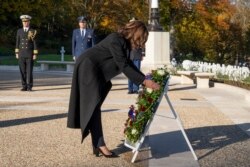 哈里斯副总统在巴黎城外的叙雷讷美国公墓参加敬放花圈仪式。(2021年11月10日)