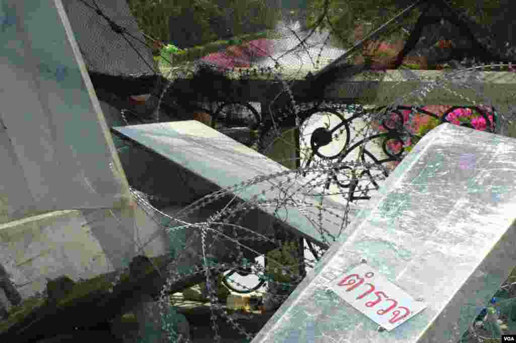 Fallen barricades on a bridge at the entrance to Government House in Bangkok, Dec. 3, 2013. (Steve Herman/VOA)